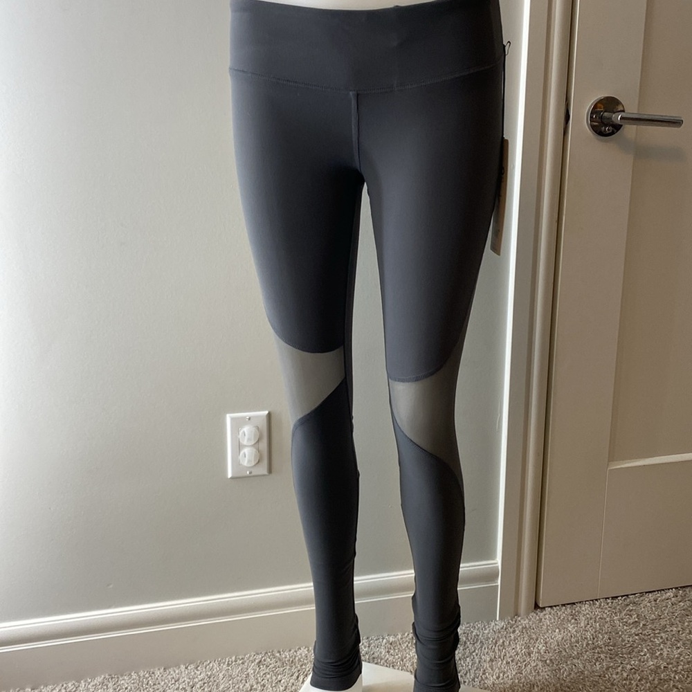 BNWT ALO Yoga Coast Leggings in Slate grey. 
Ankle stirrup. Mesh details. Medium